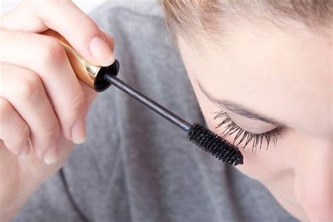 are you supposed to put on mascara before fake eyelashes